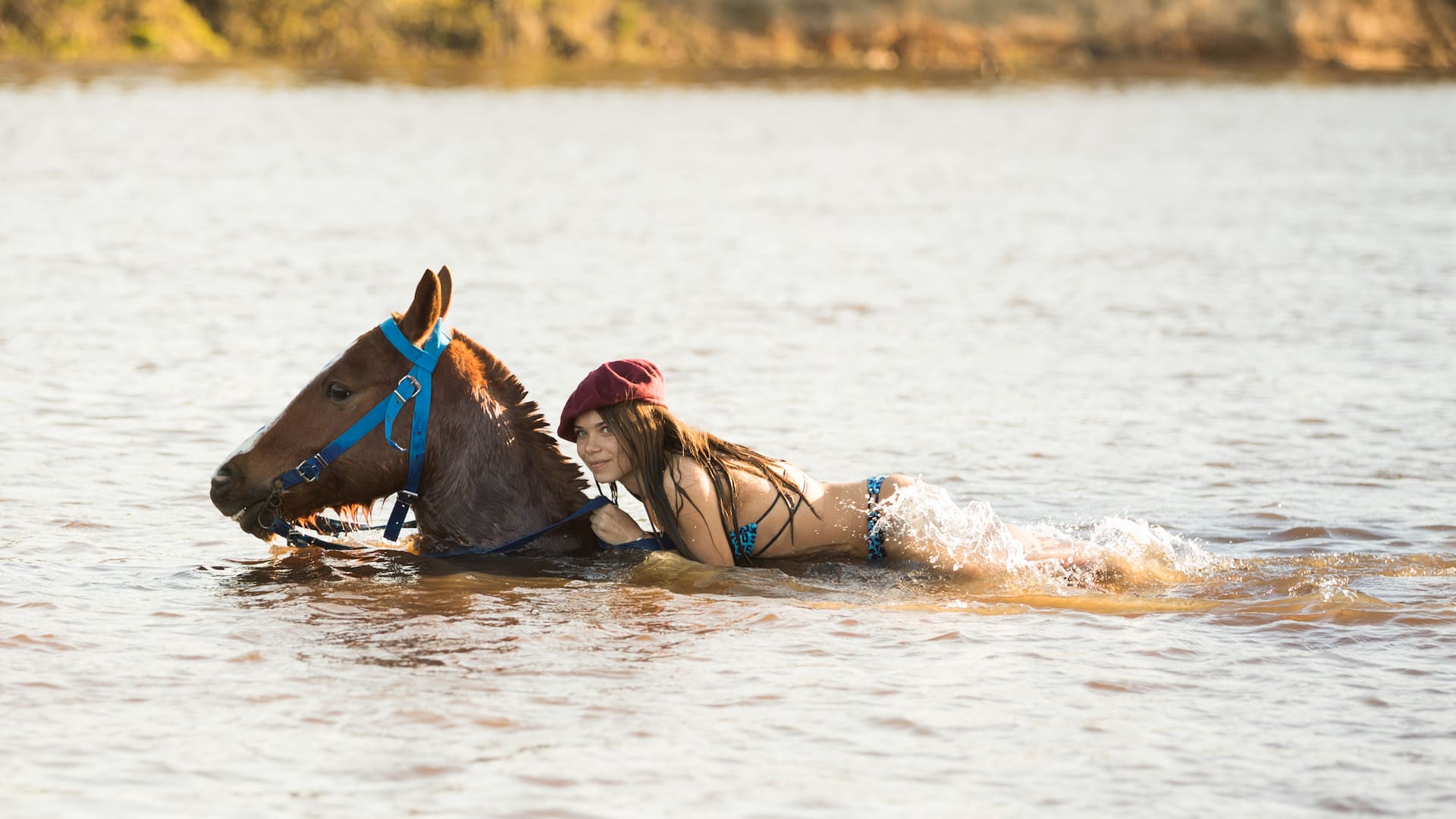 Mía Röhner sabe hacer el cruce de río a caballo.
