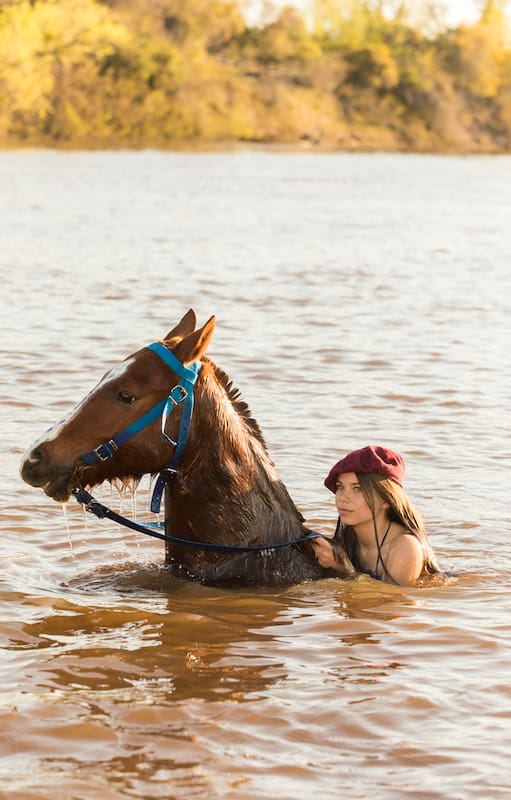 Mía Röhner sabe hacer el cruce de río a caballo.