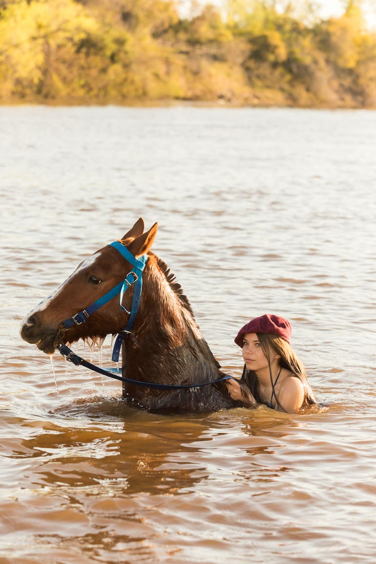 Mía Röhner sabe hacer el cruce de río a caballo.