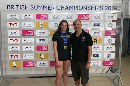 Mia Slevin (izq.) y su entrenador Jamie Main dicen que el uso de la aplicación les ayudó a mejorar el entrenamiento
