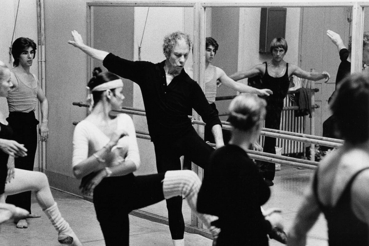 MIA02. NUEVA YORK (NY, EEUU), 27/07/09.- Fotograf’a de archivo cedida por la Cunningham Dance Foundation del famoso core—grafo y bailar’n estadounidense Merce Cunningham junto a miembros del Ballet de la Opera de Paris en 1973. Cunningham falleci— a los 90 a–os en su casa de Nueva York, inform— hoy,