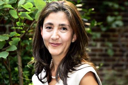 MIA32. NUEVA YORK (NY, EE.UU.), 24/09/2010.- La ex candidata a la presidencia colombiana Ingrid Betancourt posa durante una entrevista con Efe hoy, viernes 24 de septiembre 2010, en Nueva York (EE.UU.) con motivo de la promoción de su libro "No hay silencio que no termine". La ex política colombo-francesa cree que la muerte de "Mono Jojoy", jefe militar de las FARC, es positiva para la paz en Colombia, y que "fortalece mucho la posición del presidente Santos", aunque para avanzar hacia la paz opinó que también se necesita un cambio en la cultura colombiana, que "se ha vuelto muy superficial". EFE/Fredy Alvarez