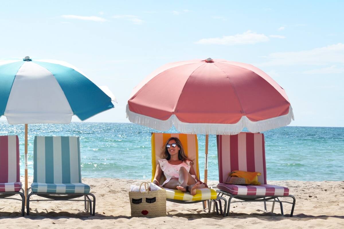 Los colores en repoesras y sombrillas alegran las playas de Miami Beach