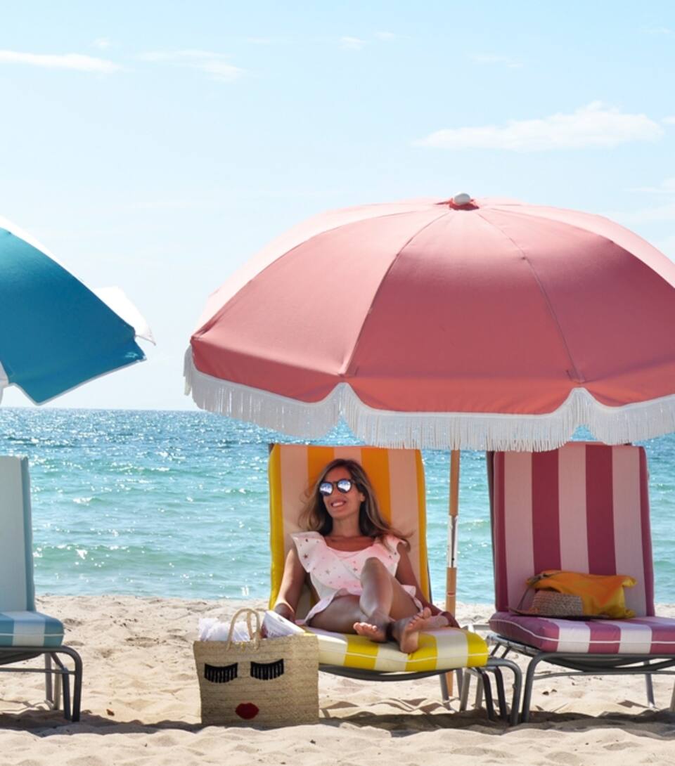 Los colores en repoesras y sombrillas alegran las playas de Miami Beach