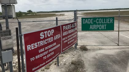 El Dade-Collier Airport es hoy área restringida y está controlada por el Departamento de Aviación del Condado de Miami Dade