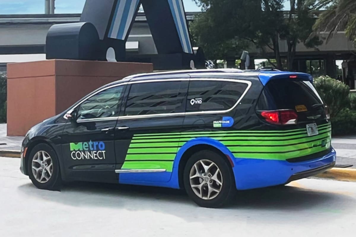 Miami-Dade enfrenta un intenso debate sobre el futuro de Metro Connect, su servicio gratuito de transporte tipo Uber que realiza 2000 viajes diarios