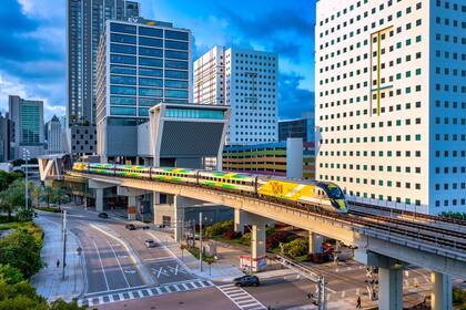 Miami: el nuevo tren que conecta con Orlando alcanza una velocidad de 201 kilómetros por hora