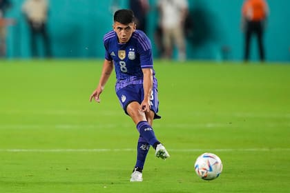 MIAMI GARDENS, FLORIDA - SEPTEMBER 23: Midfielder Thiago Almada #8 of Argentina kicks the ball during the international friendly match between Honduras and Argentina at Hard Rock Stadium on September 23, 2022 in Miami Gardens, Florida. Eric Espada/Getty Images/AFP (Photo by Eric Espada / GETTY IMAGES NORTH AMERICA / Getty Images via AFP)