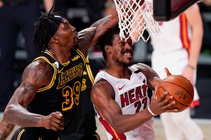 Jimmy Butler manibra ante Dwight Howard durante el quinto partido de Miami Heat y Los Angeles Lakers