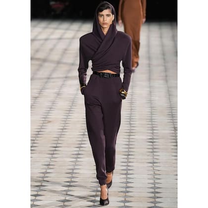 Mica Argañaraz, la modelo top argentina, desfiló bajo la Torre Eiffel para Saint Lauren