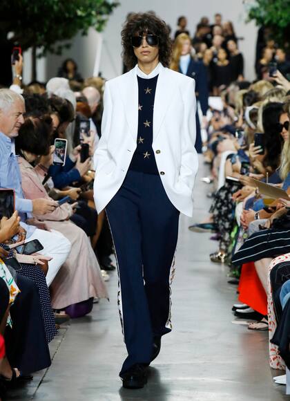 Mica Argañaraz desfilando para Michael Kors