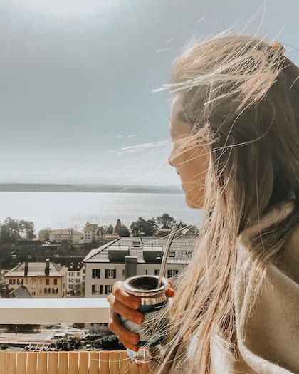 Mica, en el balcón de su departamento en Neuchâtel, Suiza.