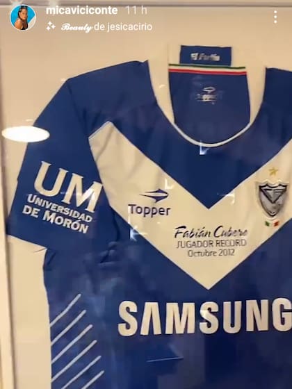 Mica mostró la camiseta de Vélez Sarsfield