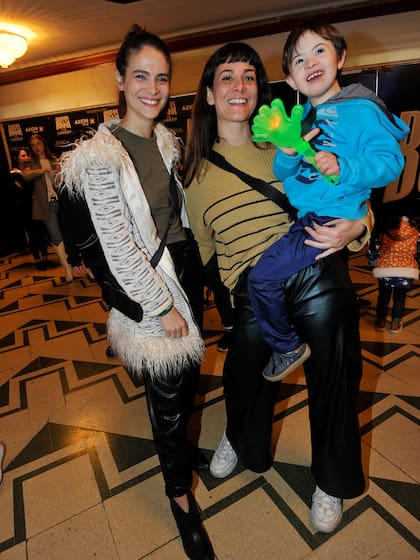 Mica Riera junto a su hermana y su sobrino