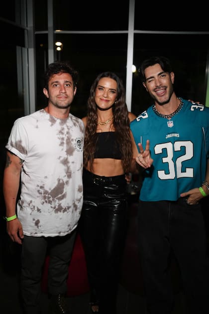 Mica Vázquez con su pareja Gerónimo Klein y el modelo y actor Leo Lugón.