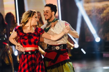 Mica Viciconte e Ignacio Saraceni, en la prueba de folclore, luego de sus coreografías de cumbia y bachata y antes del cierre final dedicado a temas de Luis Miguel