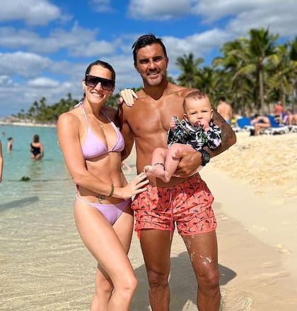 Mica Viciconte, Fabián Cubero y Luca, en sus vacaciones