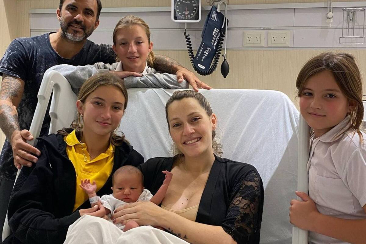 Mica Viciconte y Fabián Cubero junto a Luca y a las hijas del exfutbolista (Foto Instagram @fabiancuberooficial)