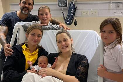 Mica Viciconte y Fabián Cubero junto a Luca y a las hijas del exfutbolista (Foto Instagram @fabiancuberooficial)