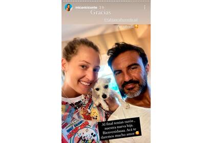 Mica y Fabián junto a su nueva "hija", la perrita recientemente adoptada