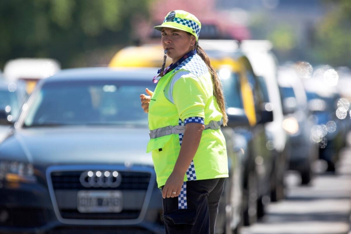 Micaela Castillo controla el tránsito en la avenida 9 de Julio