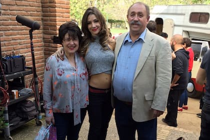 Micaela con sus padres de ficción