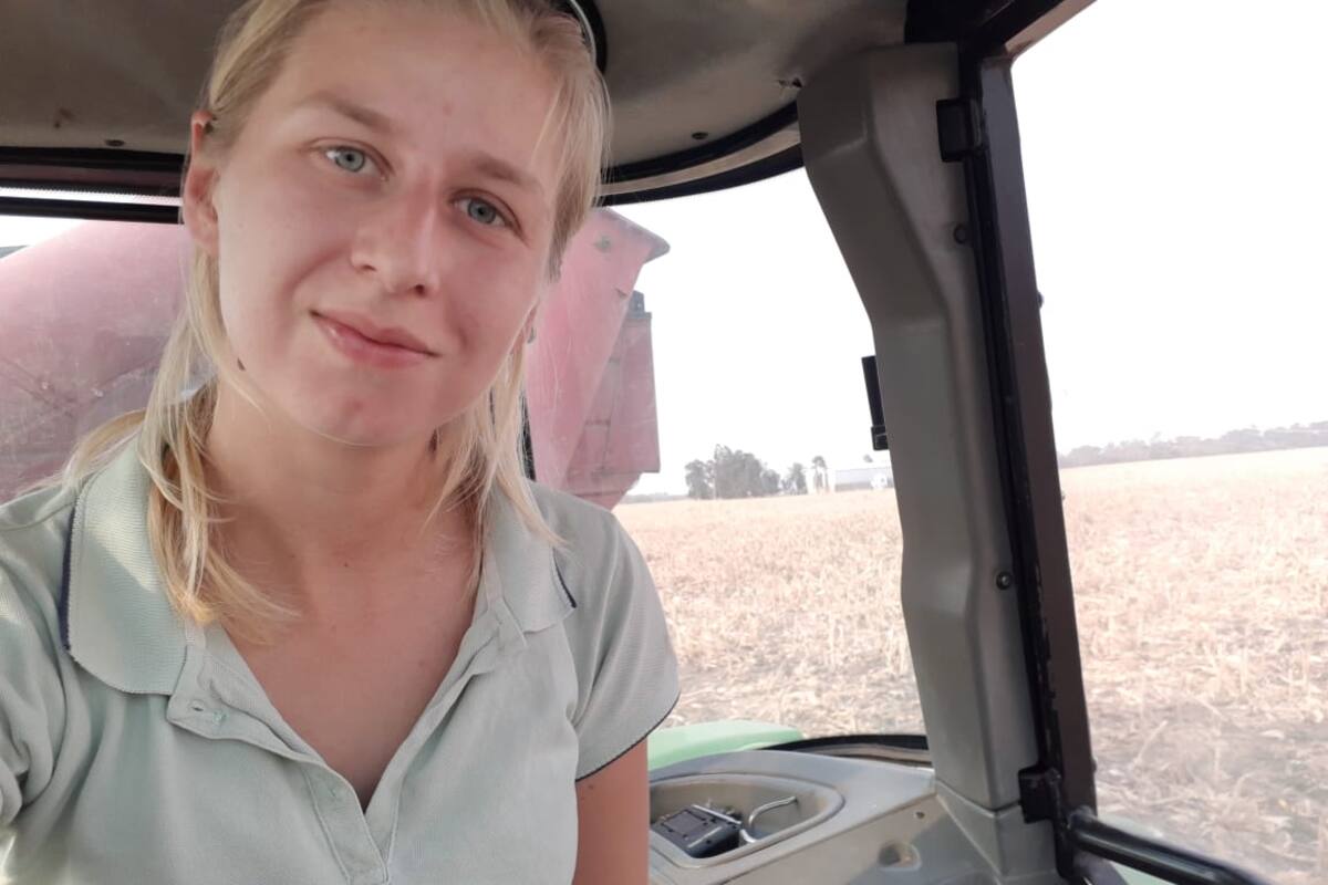 Micaela Guzowski, de 26 años, trabaja en el campo familiar y presta servicios agrícolas