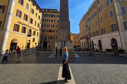 Micaela, impactada con la arquitectura romana.