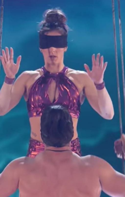 Micaela Leitner está a punto de realizar la parte más riesgosa de su acto en America's Got Talent: va a hacer acrobacias aéreas junto a su marido Matías Cienfuegos, pero ambos con los ojos vendados