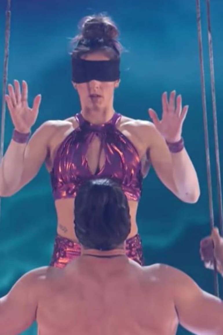 Micaela Leitner está a punto de realizar la parte más riesgosa de su acto en America's Got Talent: va a hacer acrobacias aéreas junto a su marido Matías Cienfuegos, pero ambos con los ojos vendados