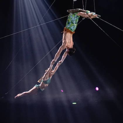 Micaela Leitner y Matías Cienfuegos realizan actos de acrobacia aéra prescindiendo de la red, lo que vuelve a sus actos todavía más asombrosos