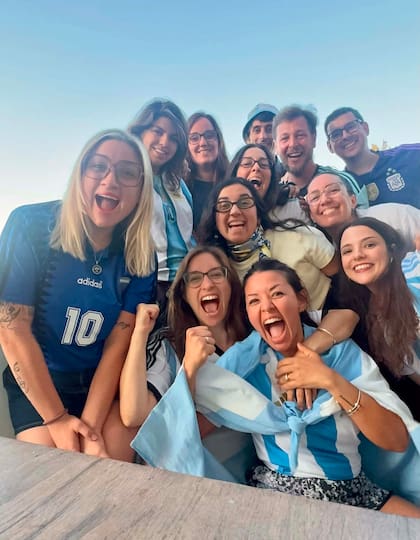 Micaela Martí, oriunda de Bahía Blanca y radicada en Bristol, Inglaterra, junto a un grupo de amigos con quienes comparte la previa de la semifinal entre la Argentina e Inglaterra