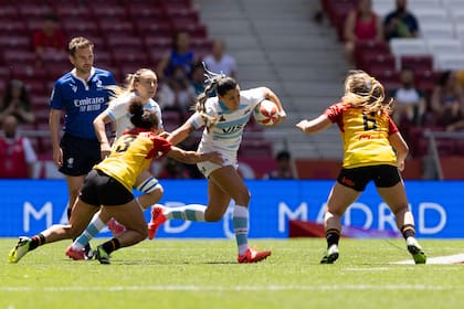 Micaela Pallero avanza entre dos jugadoras de Bélgica; las Yaguaretés ganaron su primer partido en el Seven de Madrid