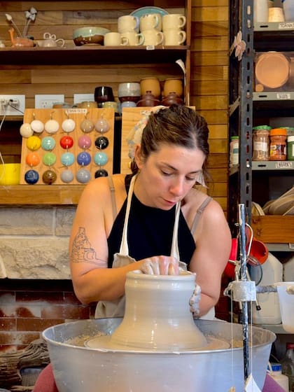 Micaela utiliza un torno alfarero para realizar las piezas que luego vende en linea