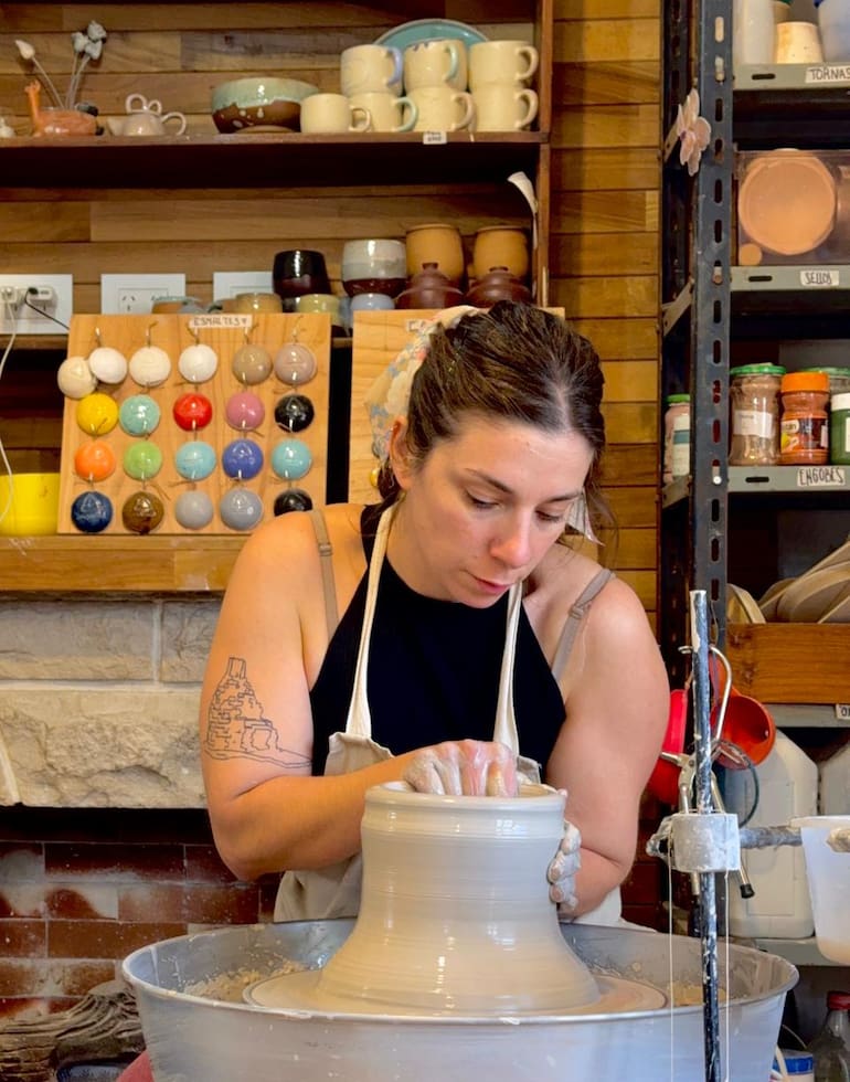 Micaela utiliza un torno alfarero para realizar las piezas que luego vende en linea