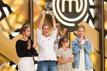 Micaela Viciconte levanta el trofeo acompañada por su pareja, Fabián Cubero, y las tres hijas que el futbolista tuvo con Nicole Neumann