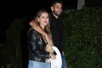 Micaela y el jugador de Boca Juniors, Licha López, a su llegada a un restaurante,en José Ignacio