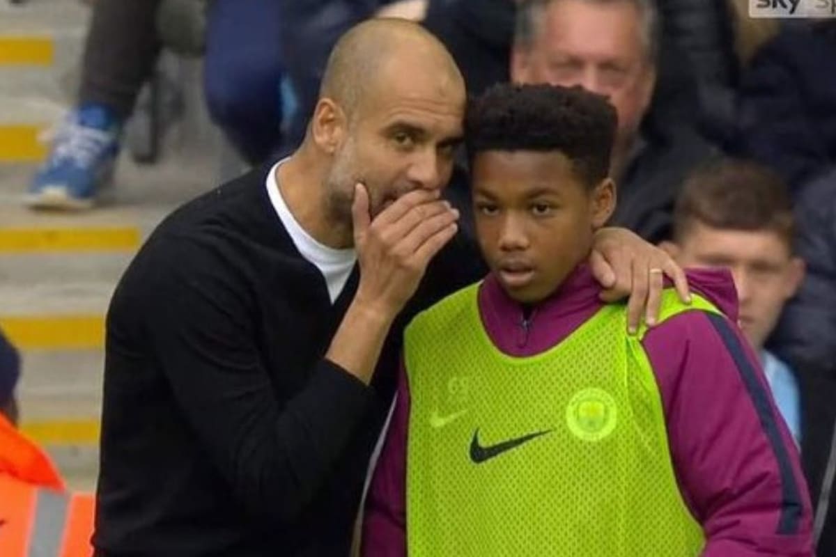 Micah Hamilton, como alcanza pelotas, junto a Pep Guardiola, en un duelo entre Manchester City y Crystal Palace, por la Premier League, en 2017