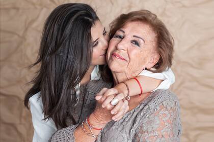 Mich y Raquel, nieta y abuela, se divierten juntas y comparten muchos intereses