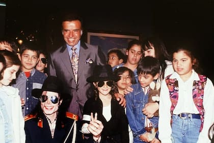 Carlos Menem y Michael Jackson, en 1993, durante el paso de la estrella pop por la Argentina
