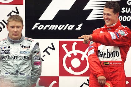 La batalla final: la felicidad del monarca Michael Schumacher, ganador del GP de Japón 2000, y la seriedad de Mika Häkkinen, escolta en la carrera y el campeonato