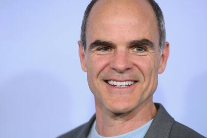Michael Kelly también sonrío para los flashes en la avant premiere de la película