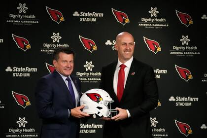 Michael Bidwill (izquierda), dueño de los Cardinals de Arizona, presenta a Monti Ossenfort como gerente general del equipo, el martes 17 de enero de 2023 (AP Foto/Ross D. Franklin)