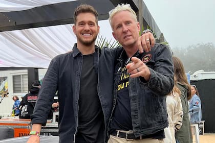 Michael Bublé junto a Josh Freese, el baterista de Foo Fighters