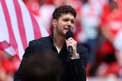 Michael Bublé se presentó tras el número de apertura, junto a las banderas de los países que participan de la Copa del Mundo