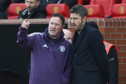 Michael Carrick (der.) conversa con uno de sus asistentes, Steve Holland, durante el clásico de Manchester, donde el DT asumió en las horas previas.
