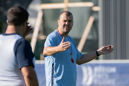 Michael Cheika da indicaciones en un entrenamiento
