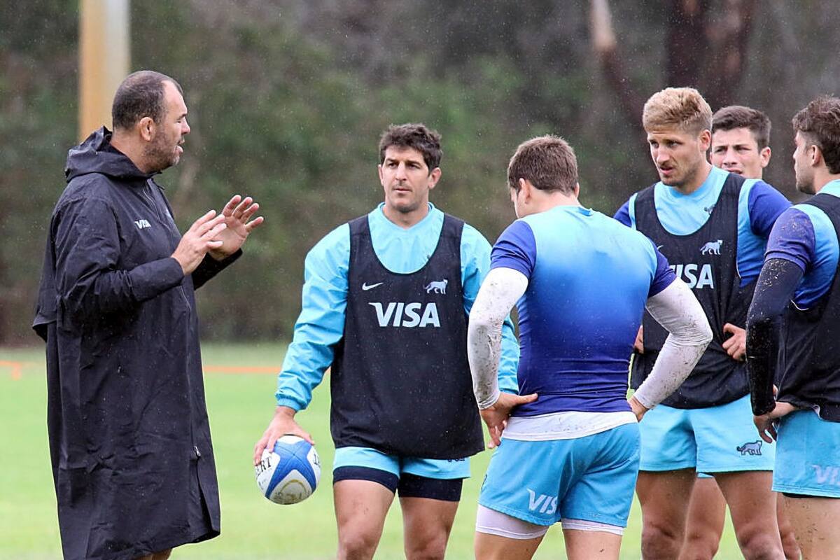 Michael Cheika, hoy entrenador principal de Los Pumas, es escuchado por varios backs argentinos en una práctica en la época en la época en que era asistente de Mario Ledesma.