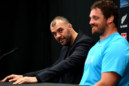 Michael Cheika y el capitán de los Pumas Julian Montoya; el entrenador decidió que ante Gales jueguen los mismos 15 que se dieron el gran golpe ante Inglaterra