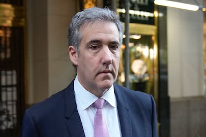 Michael Cohen sale de su edificio de departamentos para ir al tribunal en Manhattan (Archivo)